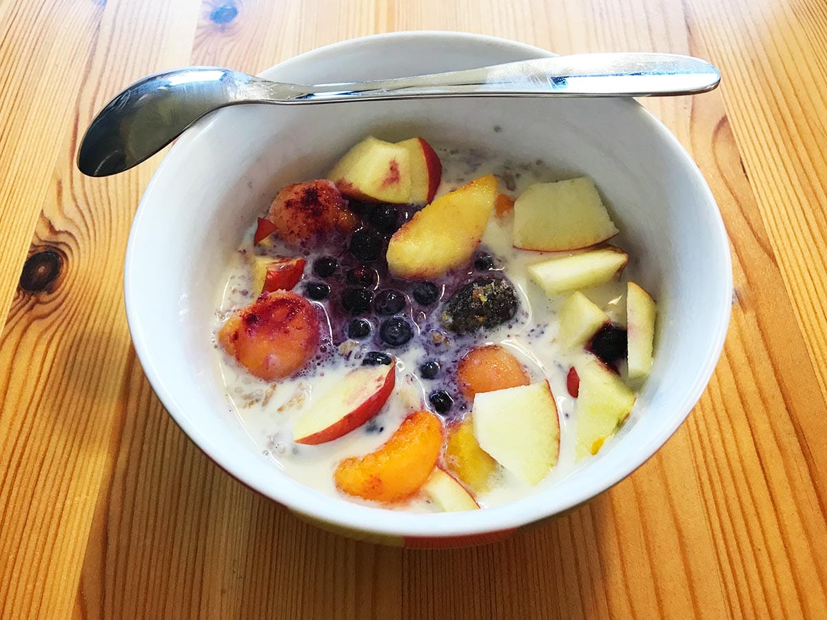 Backpacker Rezepte: Frühstücksbrei mit Früchten